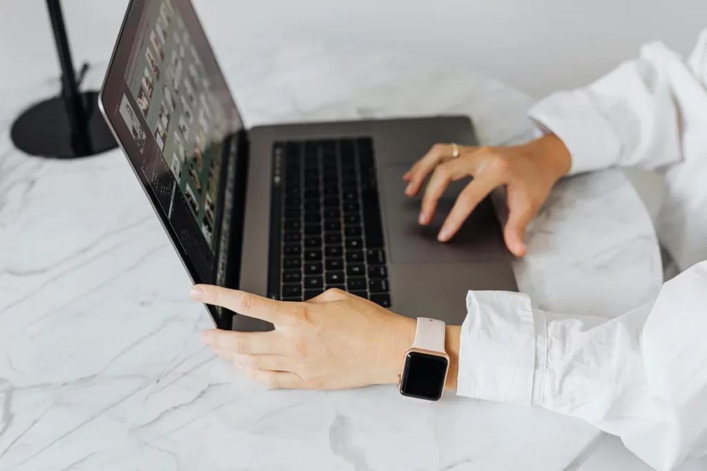 Rachat de crédit en ligne vs en agence comparatif